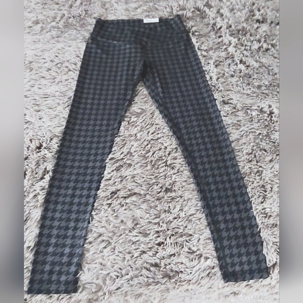 New SO High Rise Leggings Crossover Waistband Medium